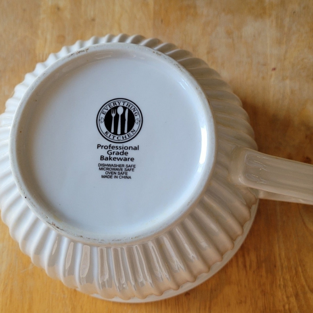 Everything Kitchen Professional Cookware Mixing Bowel w Spout and Handle